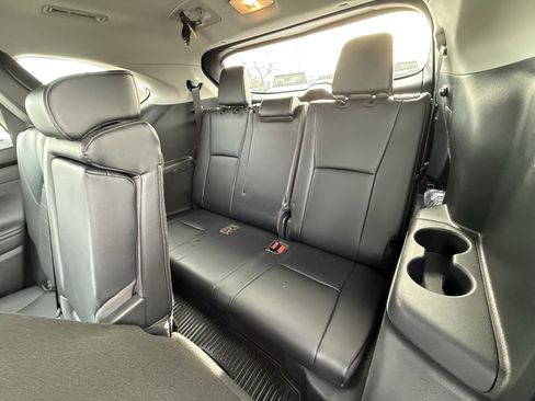 Used 2023 Toyota Highlander XLE image 17
