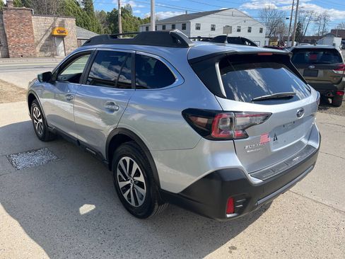 Used 2022 Subaru Outback Premium AWD/4WD image 3