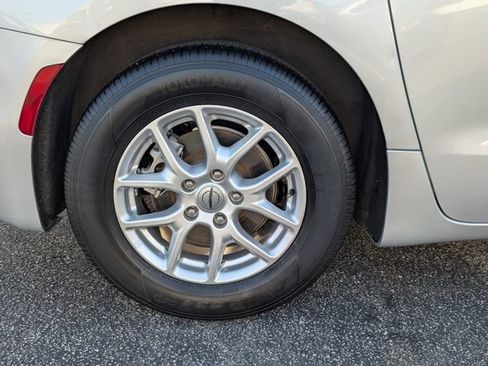 Used 2024 Chrysler Pacifica Touring-L FWD image 9