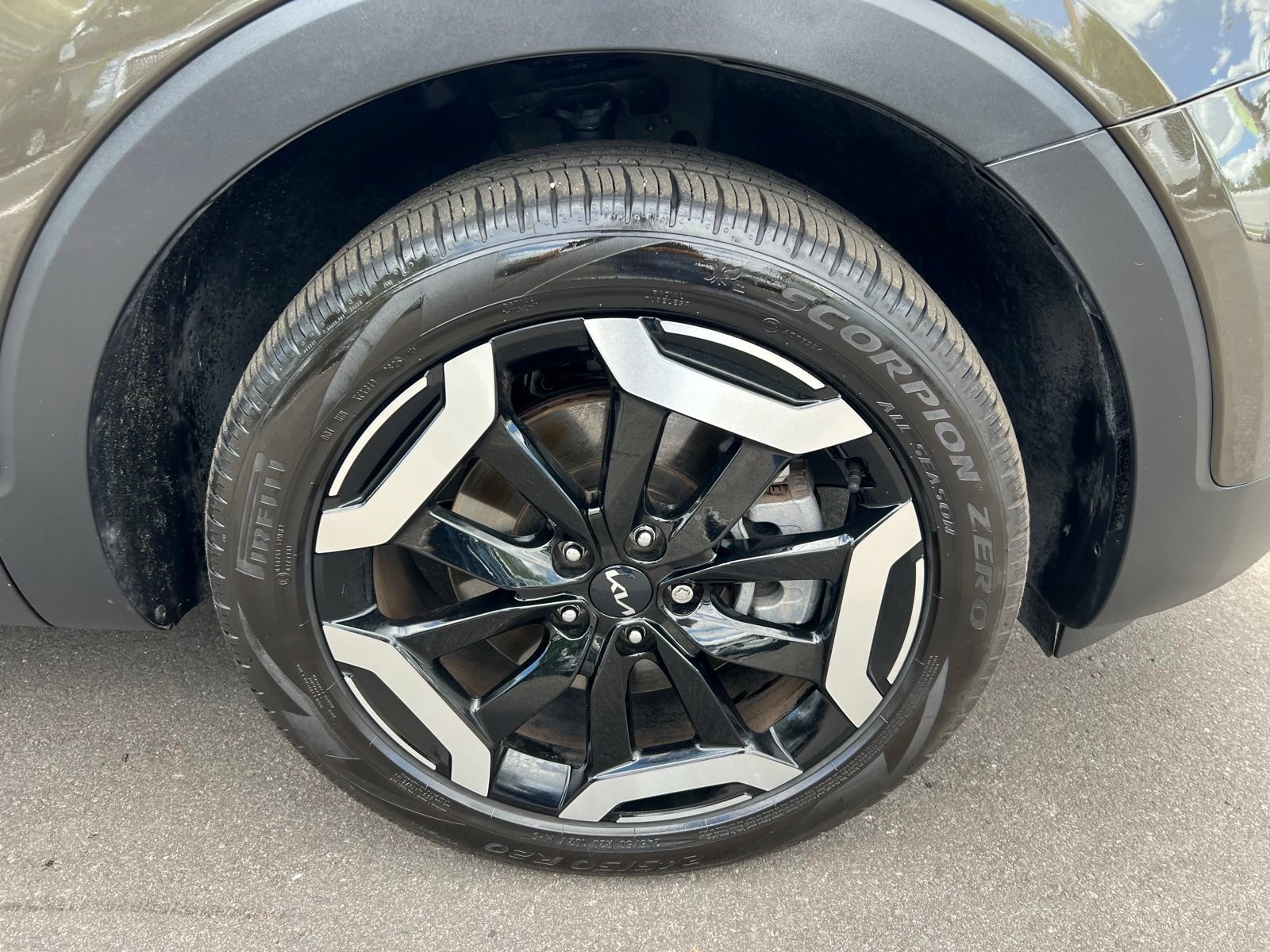 Used 2025 Kia Telluride EX w/ EX Captain's Chair Package FWD image 13