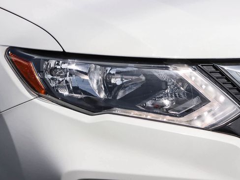 Used 2017 Nissan Rogue SV FWD image 4