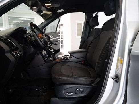 Used 2017 Ford Explorer XLT FWD image 9