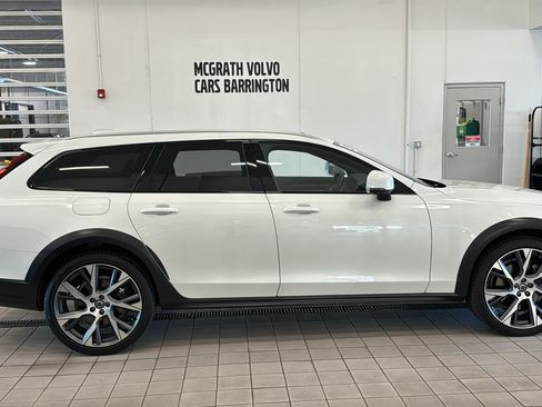 Certified 2025 Volvo V90 B6 Cross Country Ultra w/ Protection Package Premier AWD/4WD image 4
