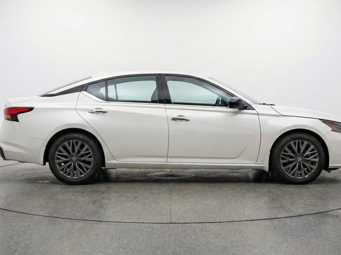 Used 2025 Nissan Altima 2.5 SV FWD image 11