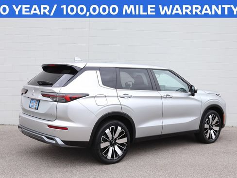 Used 2025 Mitsubishi Outlander SE AWD/4WD image 2