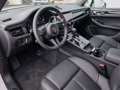Certified 2025 Porsche Macan AWD/4WD image 4
