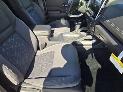 Used 2025 Nissan Frontier SV image 12