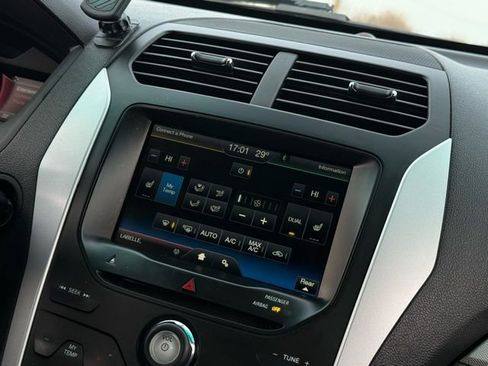 Used 2015 Ford Explorer XLT w/ Equipment Group 202A image 22