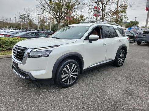 Used 2023 Nissan Pathfinder Platinum image 2