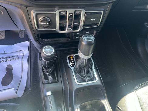 Used 2018 Jeep Wrangler Unlimited Sahara image 24