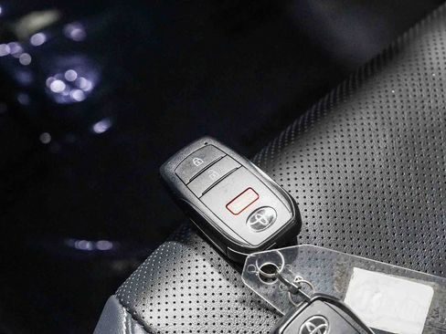 Certified 2026 Toyota Prius XLE FWD image 30