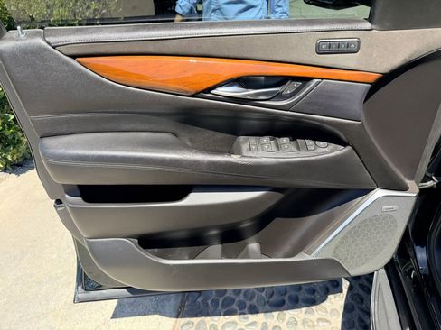 Used 2018 Cadillac Escalade ESV Luxury image 11