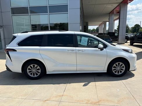 Used 2023 Toyota Sienna XLE FWD image 8
