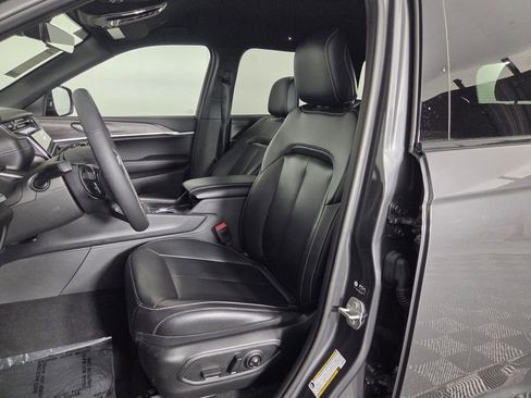 New 2025 Jeep Grand Cherokee Limited RWD image 10