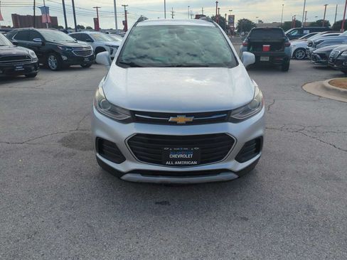 Used 2018 Chevrolet Trax LT w/ LT Convenience Package FWD image 3