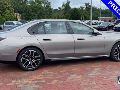 Used 2024 BMW 740i image 2