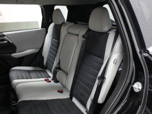 New 2025 Mitsubishi Outlander SE image 25