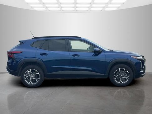 Used 2024 Chevrolet Trax LT w/ Sunroof Package FWD image 8