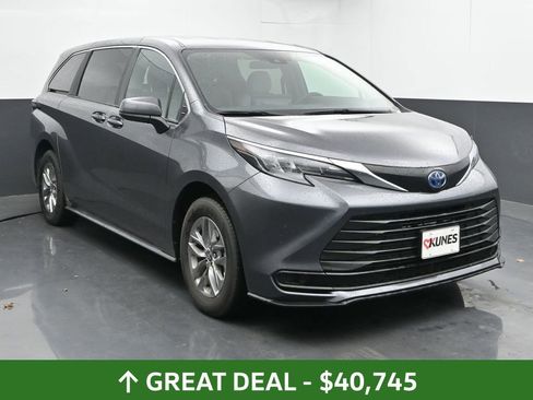 Used 2025 Toyota Sienna LE image 4