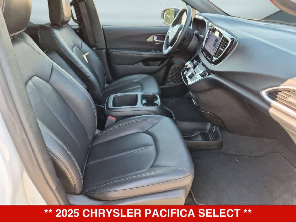 Used 2025 Chrysler Pacifica Select FWD image 18