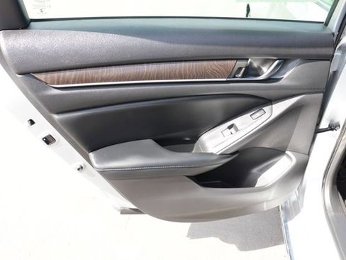 Used 2018 Honda Accord Touring image 12