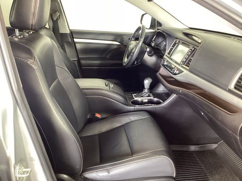 Used 2017 Toyota Highlander XLE AWD/4WD image 9