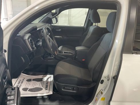 Used 2020 Toyota Tacoma TRD Sport w/ Technology Package image 9
