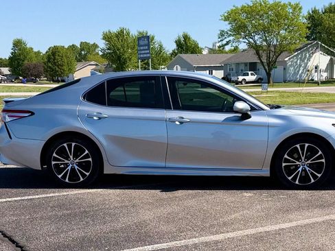 Used 2020 Toyota Camry SE FWD image 2