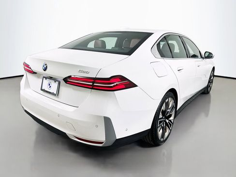 Used 2025 BMW 530i w/ Premium Package image 5