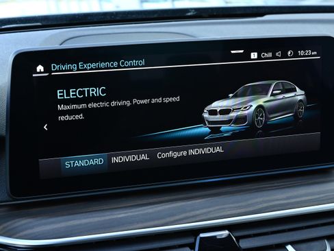 Certified 2022 BMW 530e w/ Premium Package image 28