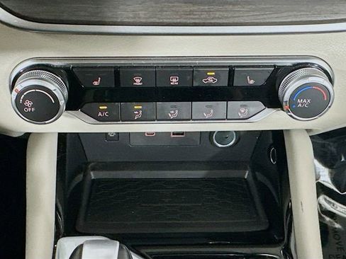 Used 2023 Nissan Altima 2.5 SV w/ SV Premium Package image 17