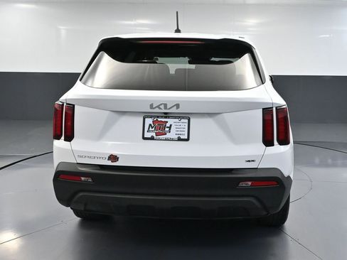 Used 2023 Kia Sorento LX AWD/4WD image 5