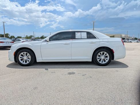 Used 2023 Chrysler 300 Touring RWD image 8