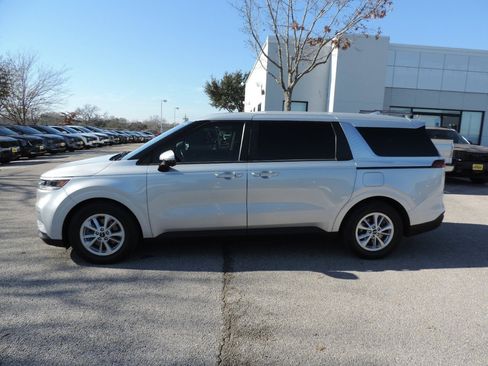 Used 2022 Kia Carnival LX image 8