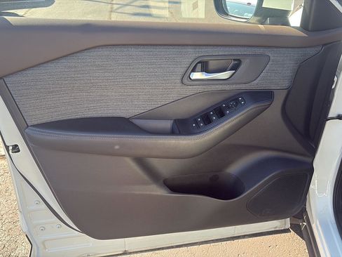 Used 2023 Nissan Rogue SV image 18