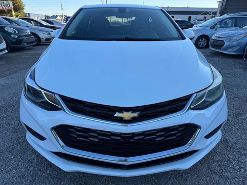 Used 2017 Chevrolet Cruze LT image 2