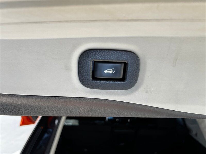 Used 2017 Nissan Rogue SV AWD/4WD image 23