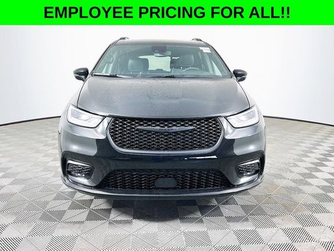 New 2026 Chrysler Pacifica Limited w/ S Appearance Package image 3