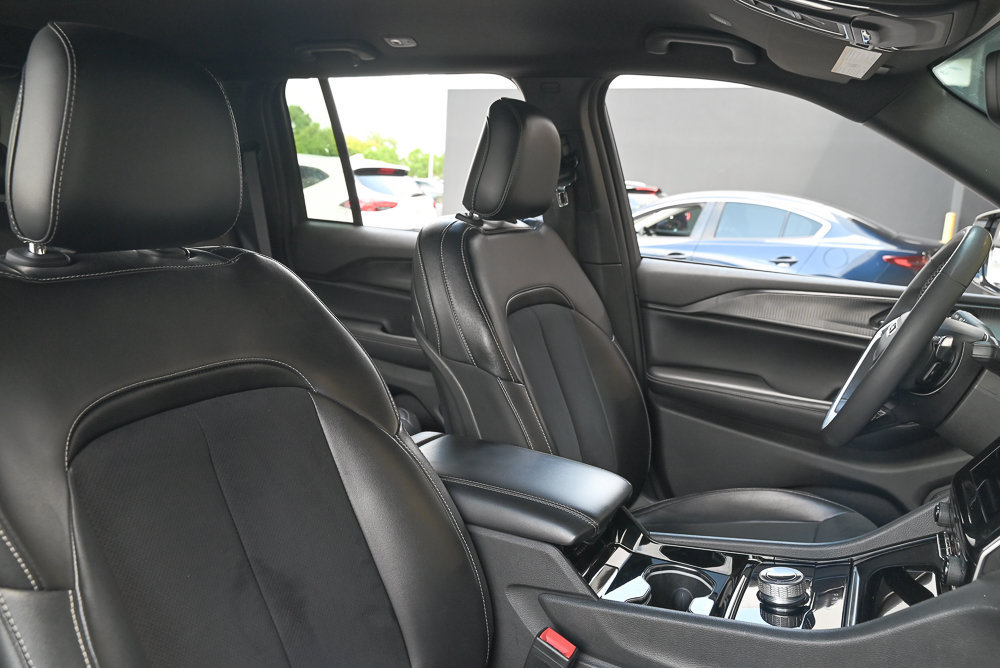 Used 2023 Jeep Grand Cherokee Altitude RWD image 10