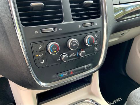 Used 2015 Dodge Grand Caravan SXT w/ Rear Park Assist Package image 30