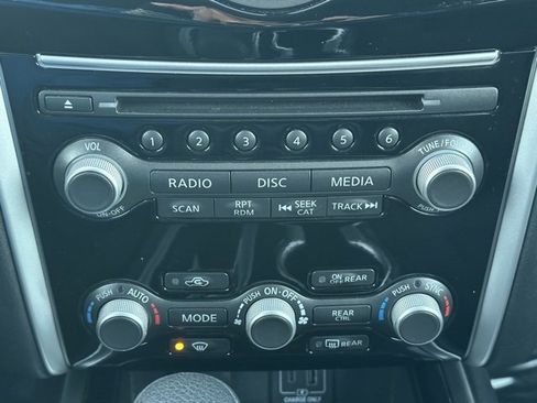 Used 2020 Nissan Pathfinder S image 36