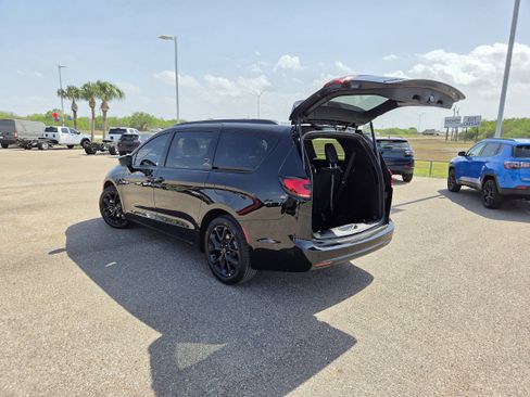 New 2026 Chrysler Pacifica Select FWD image 25