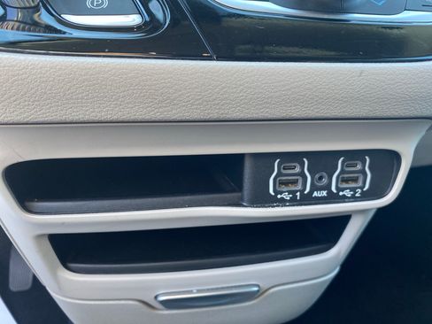 Used 2024 Chrysler Pacifica Touring-L FWD image 16