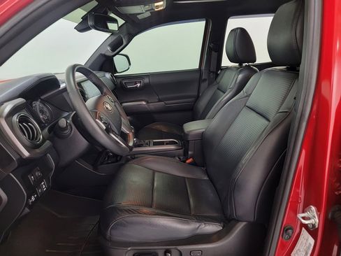 Used 2020 Toyota Tacoma TRD Sport w/ TRD Premium Sport Package AWD/4WD image 14