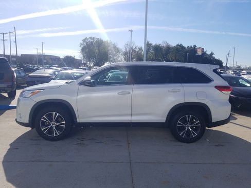 Used 2019 Toyota Highlander LE image 4