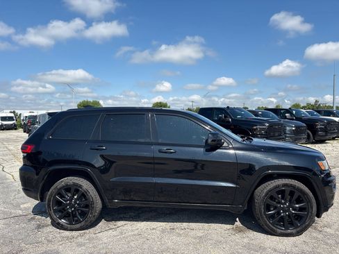 Used 2018 Jeep Grand Cherokee Altitude AWD/4WD image 5
