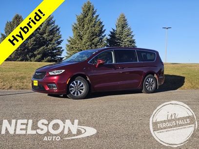 Used 2022 Chrysler Pacifica Touring-L w/ Uconnect Theater Family Group