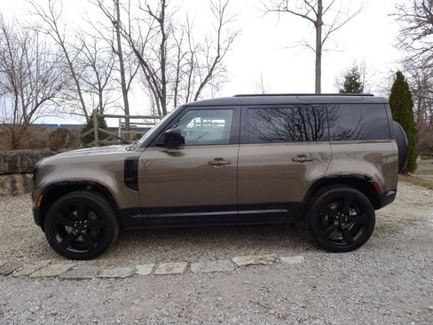 New 2026 Land Rover Defender 110 X-Dynamic SE image 9