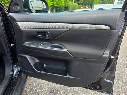 Used 2017 Mitsubishi Outlander ES AWD/4WD image 27