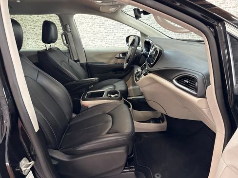 Used 2024 Chrysler Pacifica Limited FWD image 11